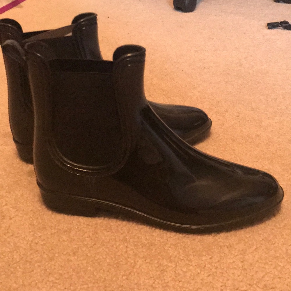 Short rain boots